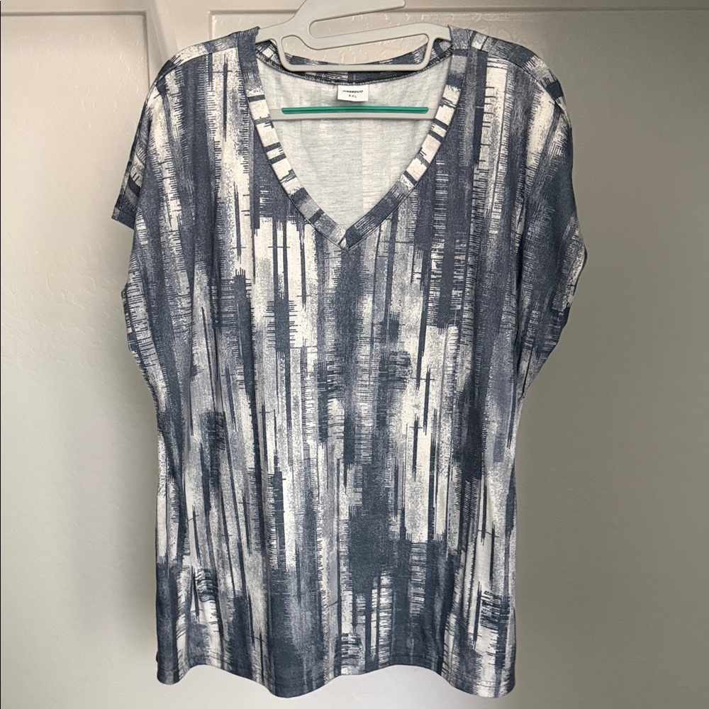 Stylish V-Neck Short Sleeve Top - Greyish Blue and White